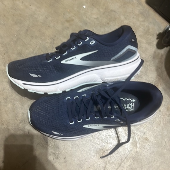 Brooks Ghost running shoes - Picture 2 of 5